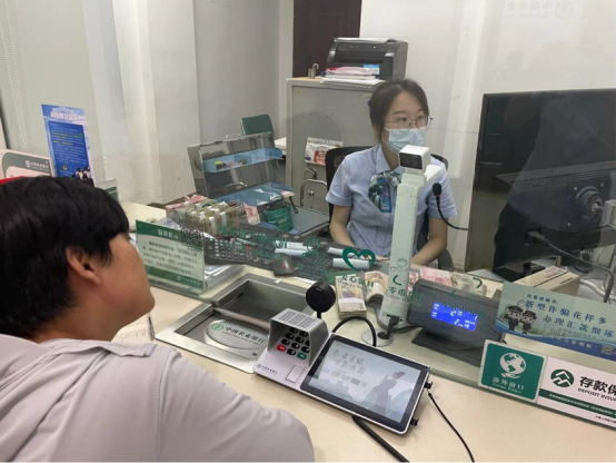 低息配资炒股网 农行济南茶城支行：零钱清点显真情，服务至上暖人心